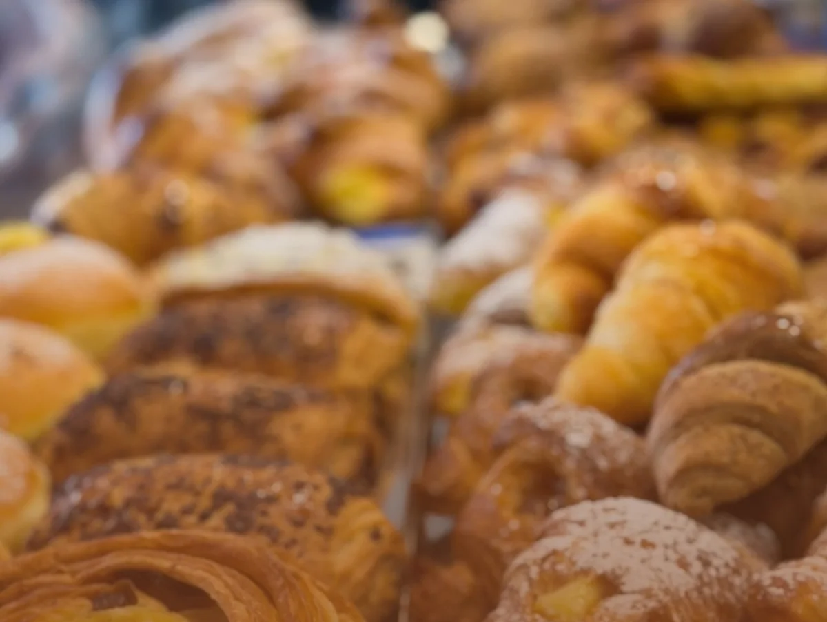 Cornetti e paste del mattino appena sfornati
