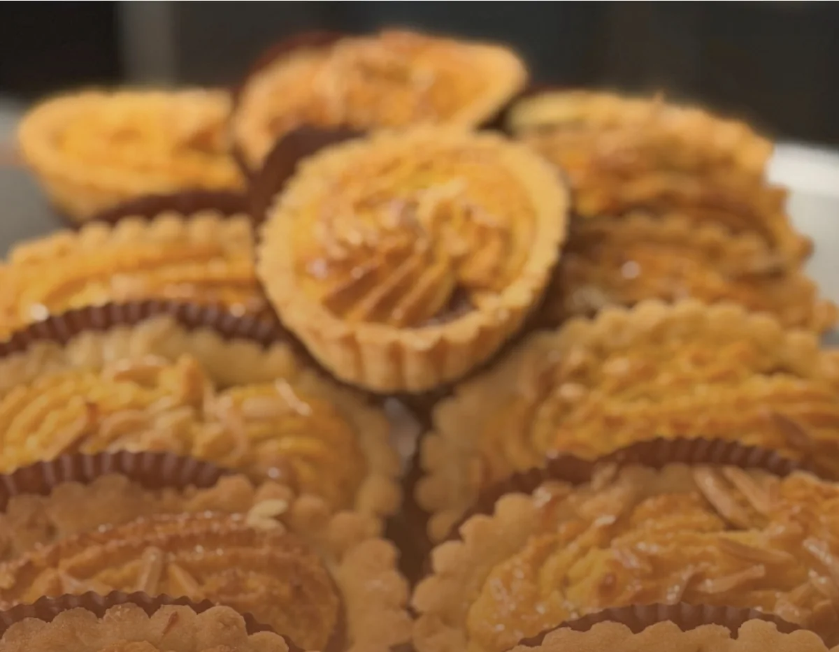 Crostatine di frolla con mandorle a scaglie