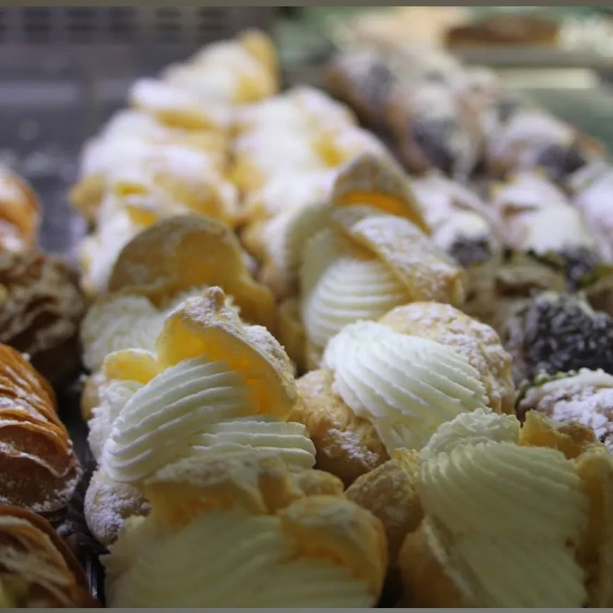 Vassoio di pastarelle fresche tra cui bignè e cannoli