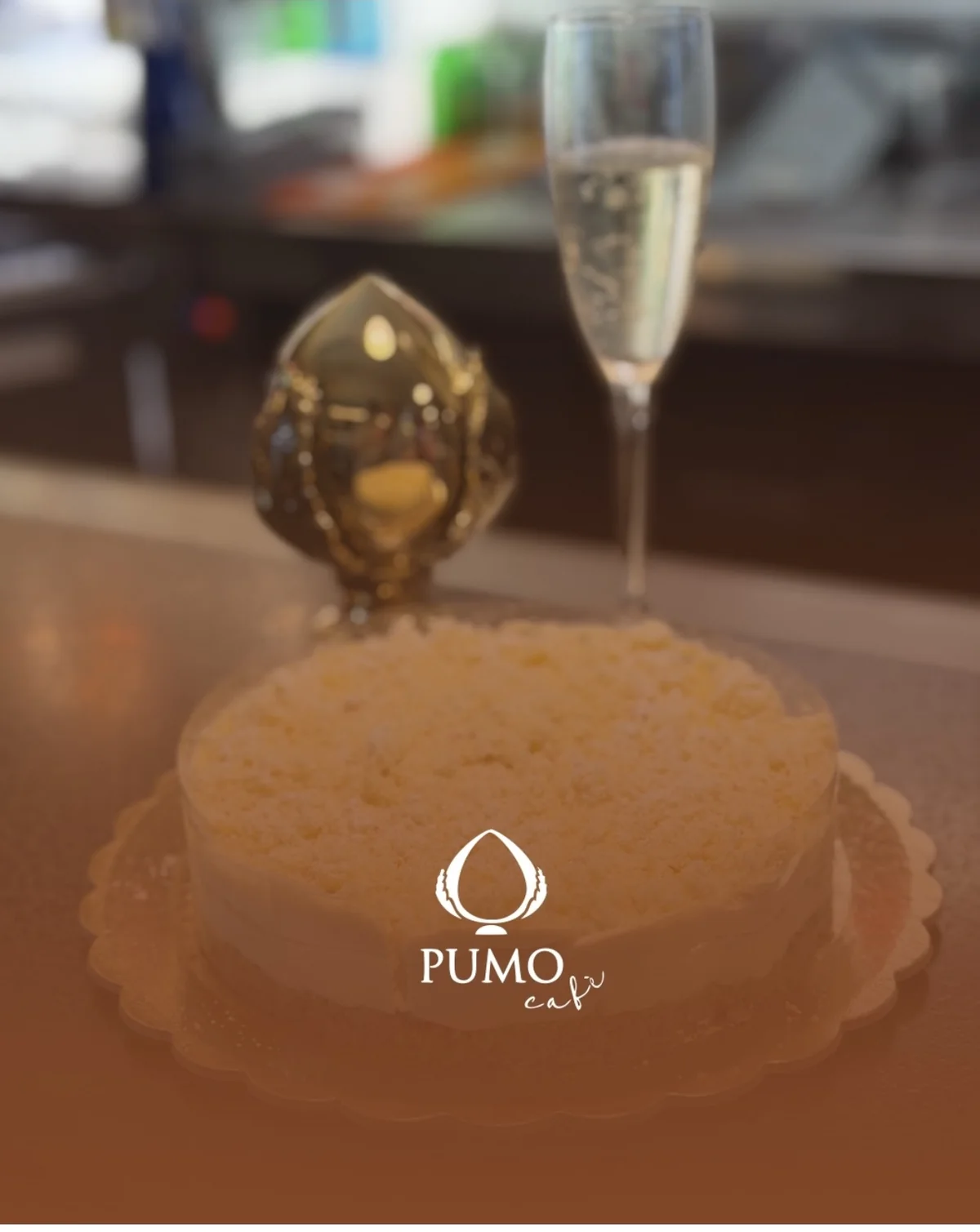 Torta mimosa con decorazione a pumo dorato e calice di prosecco